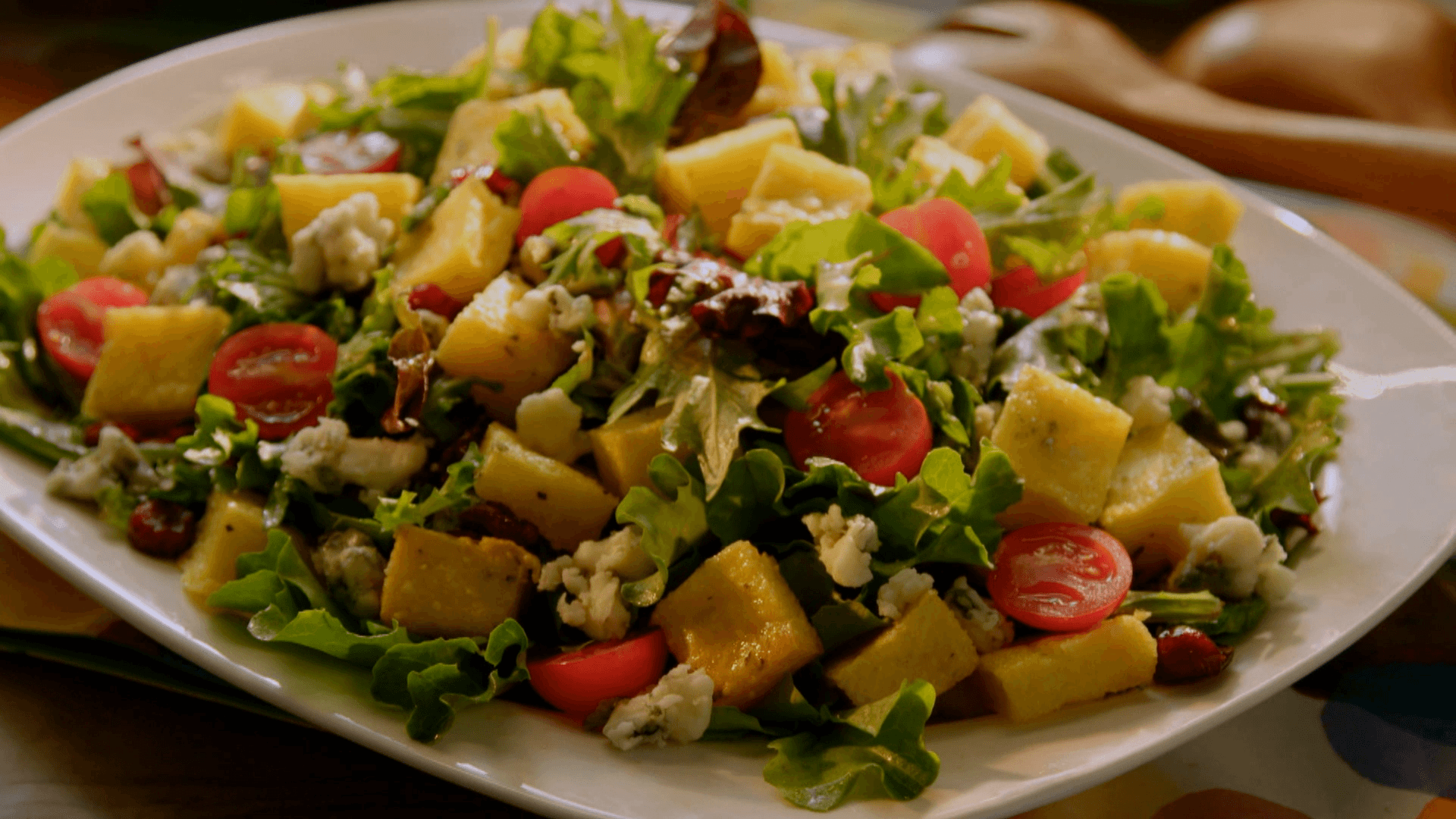 Mixed greens w polenta crutons